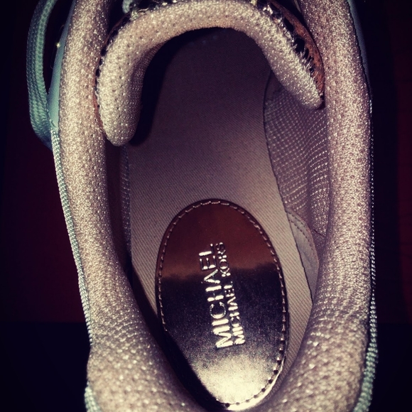 BRAND NEW NEVER USED MICHAEL KORS SHOES SIZE 8 AND 1/2 - Picture 2 of 7